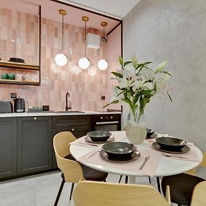 Aura III Apartments & Free Parking By Downtown Apartments